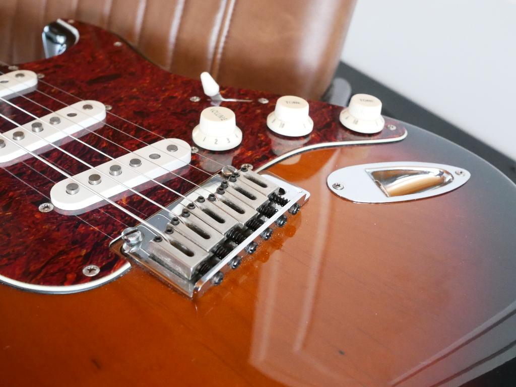 Squier Stratocaster Standard Series 2004, Musique & Instruments, Instruments à corde | Guitares | Électriques, Utilisé, Solid body