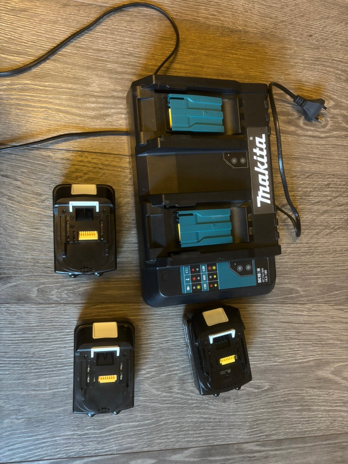 Makita DC18RD duolader + 3x 18V 5Ah accu, Doe-het-zelf en Bouw, Ophalen of Verzenden, Zo goed als nieuw, Makita