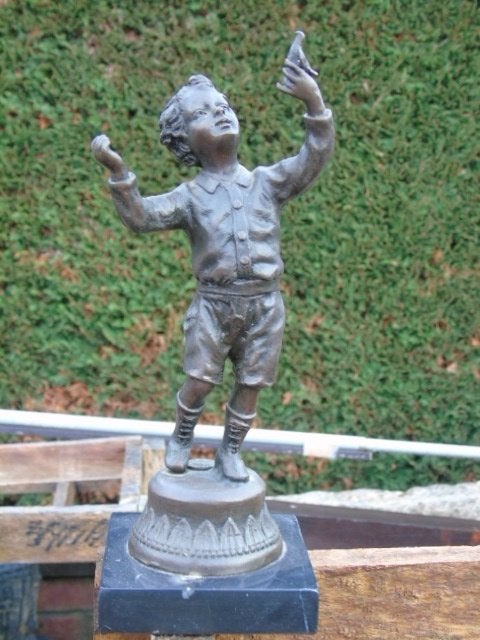 un garçon avec un oiseau en bronze, Antiquités & Art, Enlèvement ou Envoi, Bronze