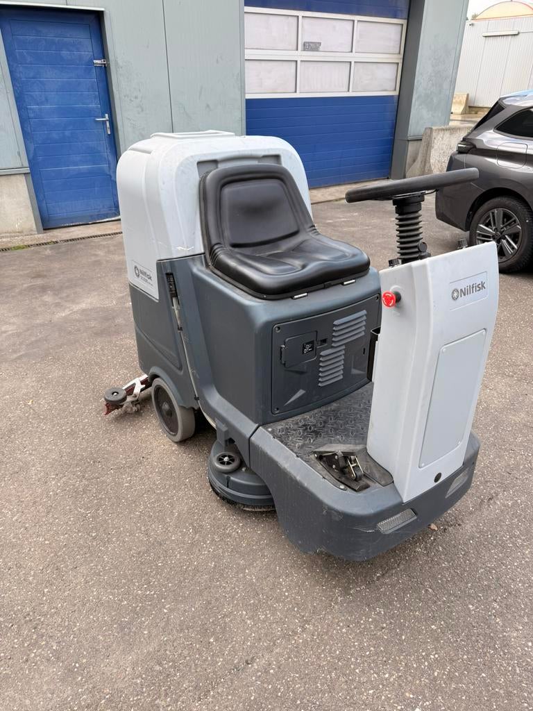Autolaveuse autoportée Nilfisk SC3500 Go-Line — 49 heures, Bricolage & Construction, Matériel de nettoyage, Comme neuf, Machine de nettoyage à brosse