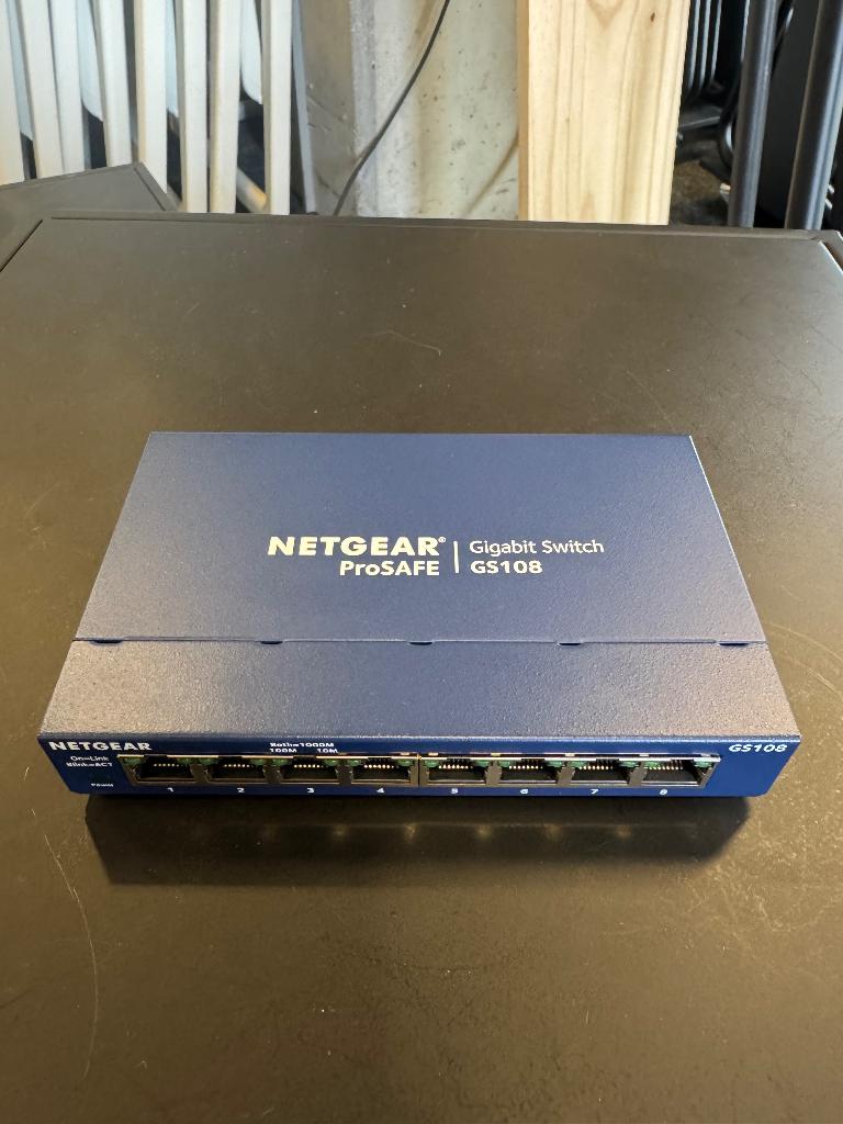 Netgear ProSAFE GS108v4 8-Port Gigabit Switch, Computers en Software, Netwerk switches, Ophalen of Verzenden, Zo goed als nieuw