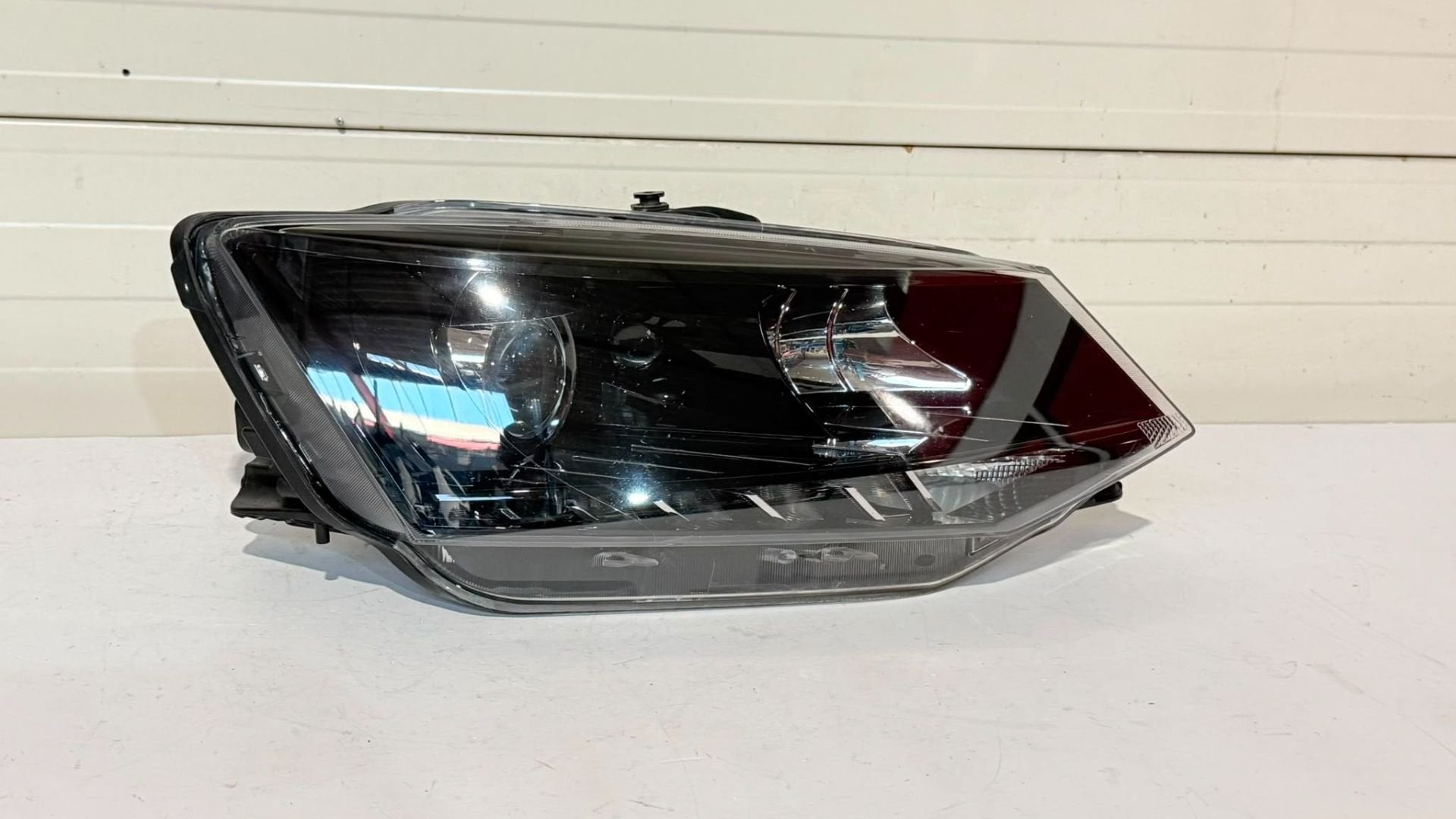 Phare droit LED H7 pour Skoda Fabia III (r f rence 6V1941016, Infoline@skoda-auto.cz, Tr. Vaclava Klementa 869
293 01  Mlada Boleslav, CZ