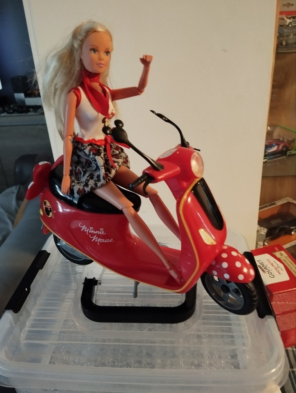 Steffi pop en vespa disney, Ophalen