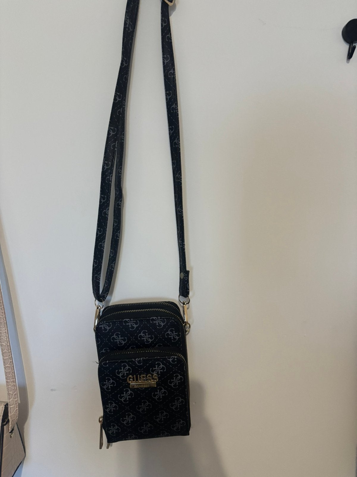 handtas om rond je te hangen van guess, Enlèvement ou Envoi, Comme neuf