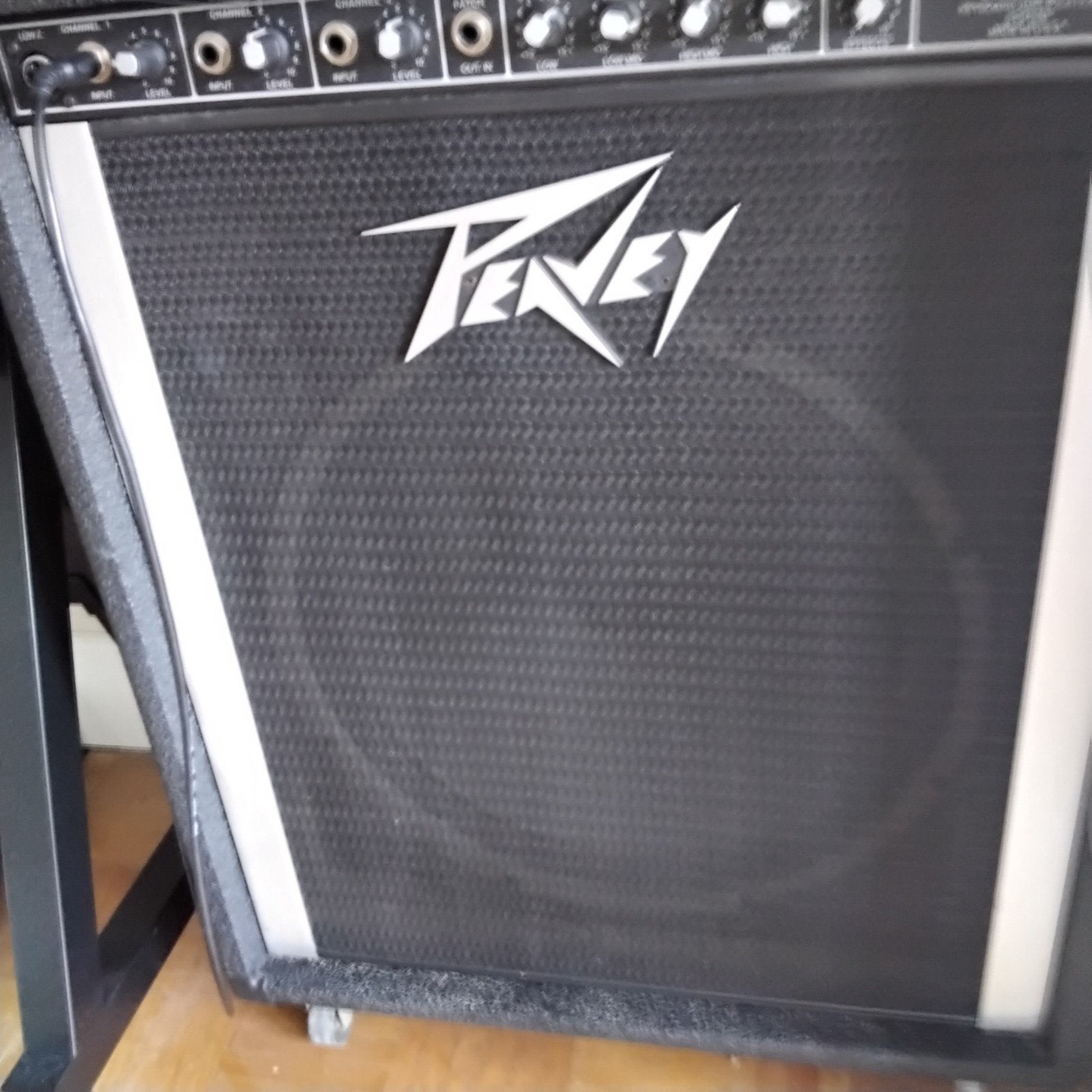 Amplificateur peavey 100 watts sur roues comme neuf. Noir, Musique & Instruments, Enlèvement