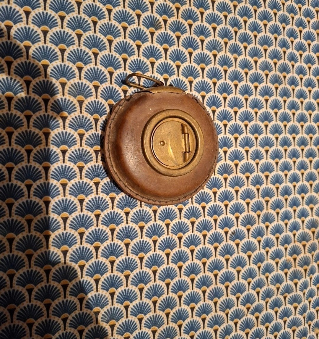 Ancien mètre ruban en tissu dans son boîtier d'origine., Enlèvement