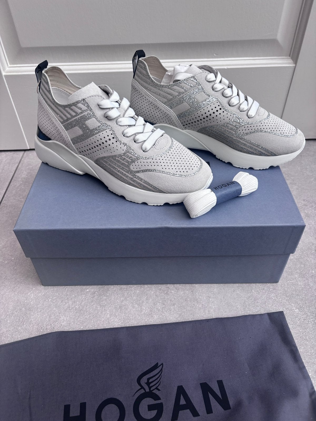 Sneakers Hogan 35 neuves argentées, Neuf, Gris, Enlèvement ou Envoi, Sneakers et Baskets