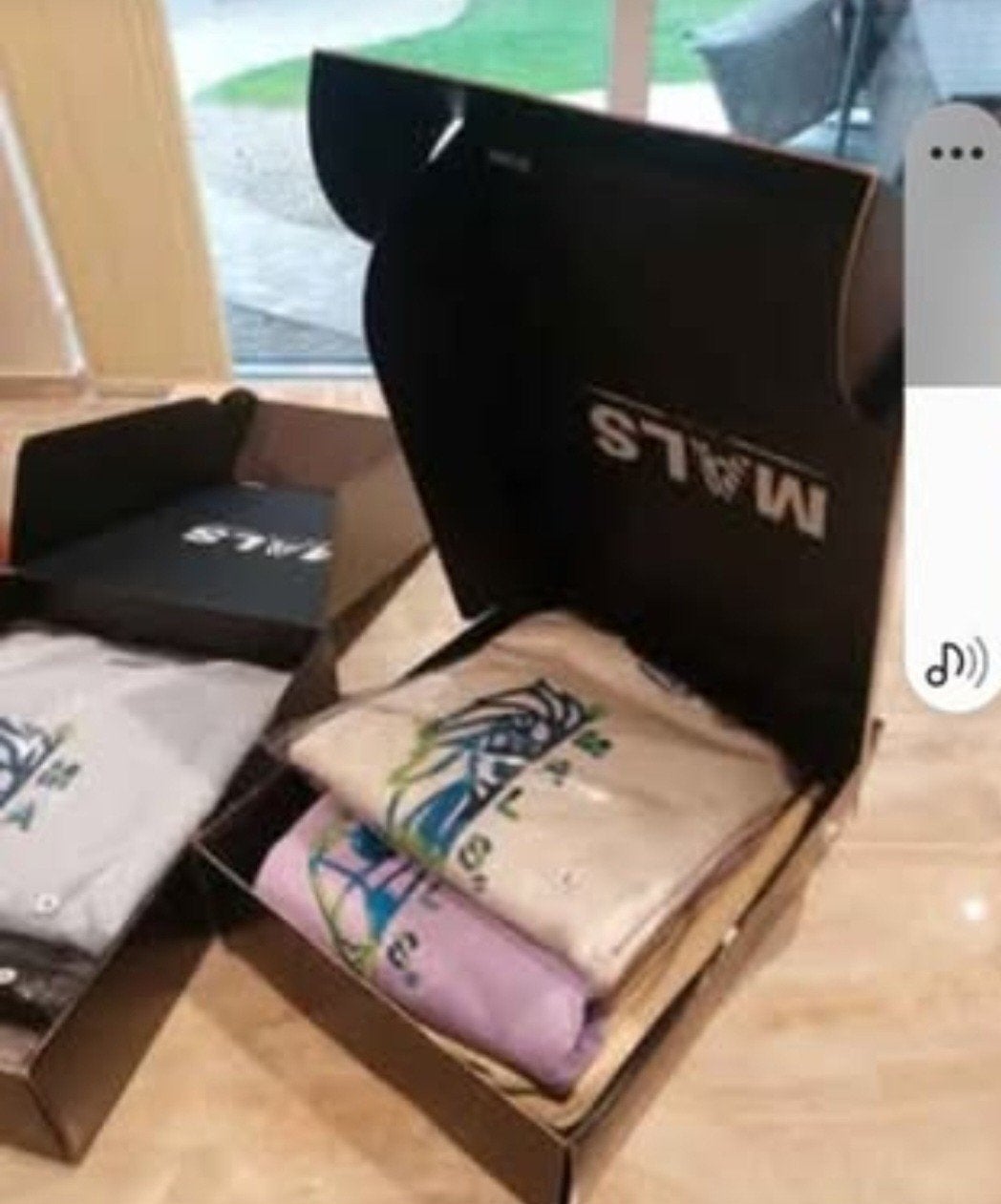 Lot de pulls + de 400 pièces/ plusieurs couleurs et tailles