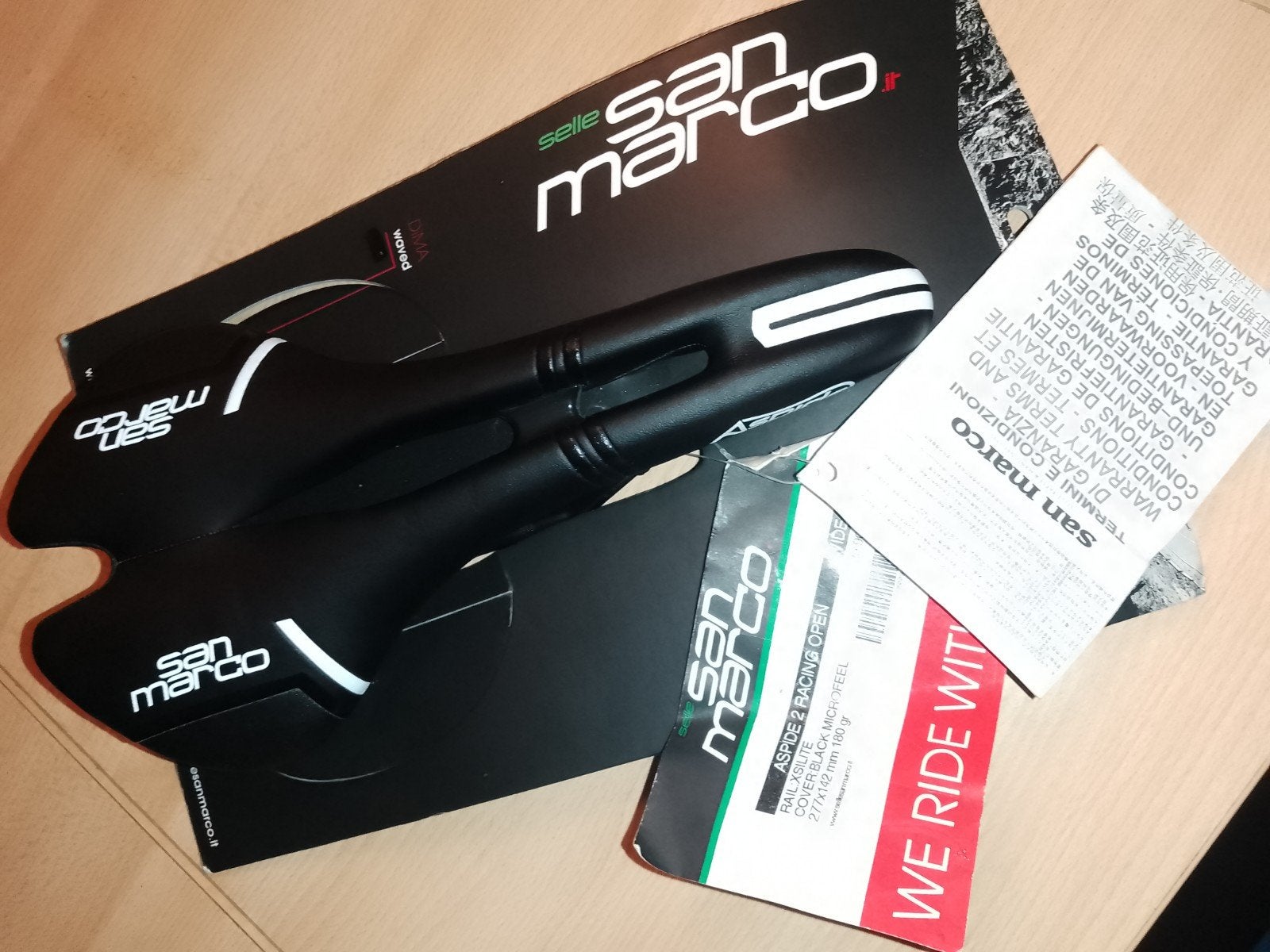 Nouvelle selle Selle San Marco noire et blanche, Vélos & Vélomoteurs, Enlèvement, Neuf, Selle San Marco
