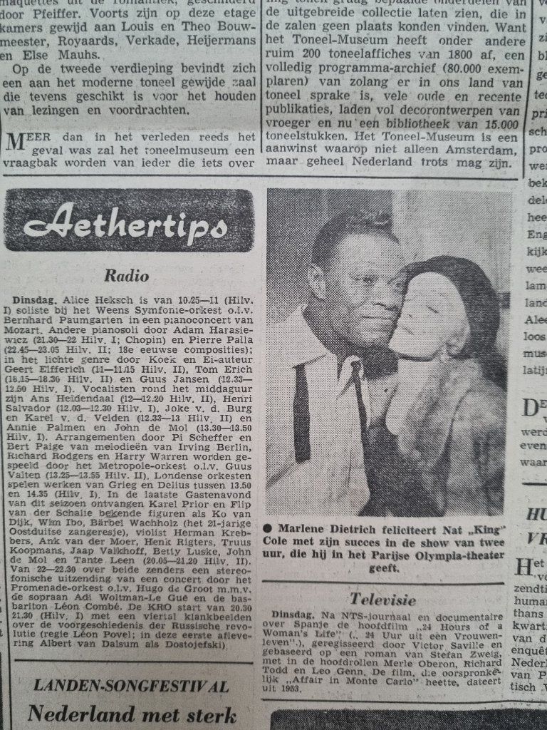 Marlene Dietrich feliciteert Nat King Cole (1960), Verzenden, Knipsel(s)