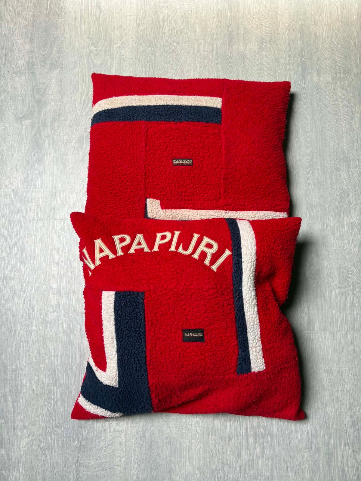 Lot de 2 coussins Napapijri Rework – Upcycling, Enlèvement ou Envoi, Comme neuf, Rouge, Carré