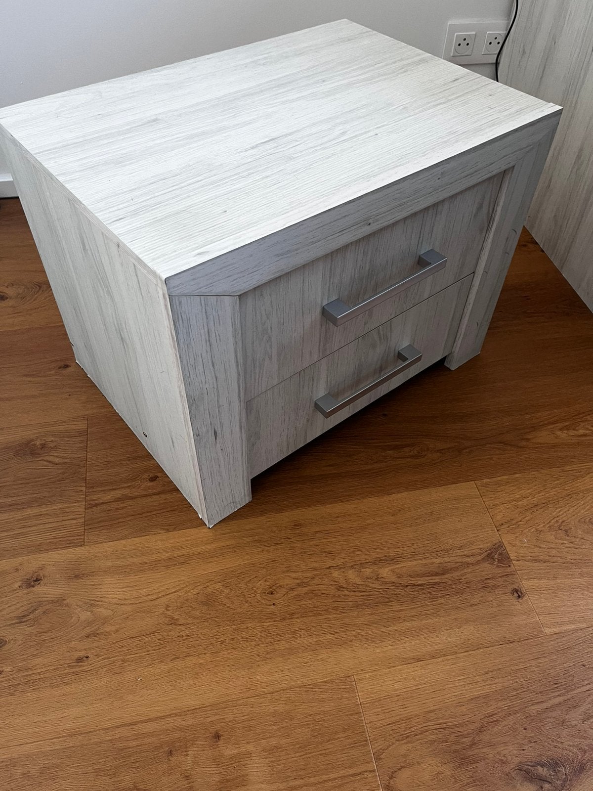 Table de nuit très stable et robuste !!!! Beau design :), Moins de 55 cm, Comme neuf, Moins de 45 cm, Enlèvement