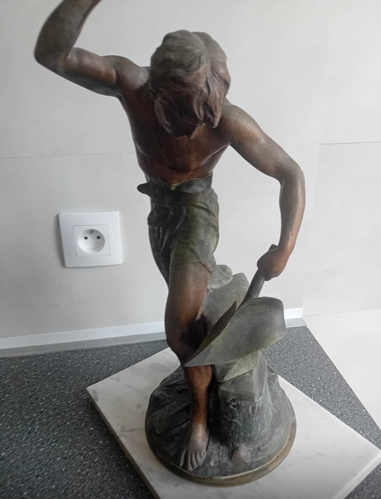 Grote bronzen sculptuur Smid op marmeren voet – 50 cm, Enlèvement, Classique, Brons, Statue