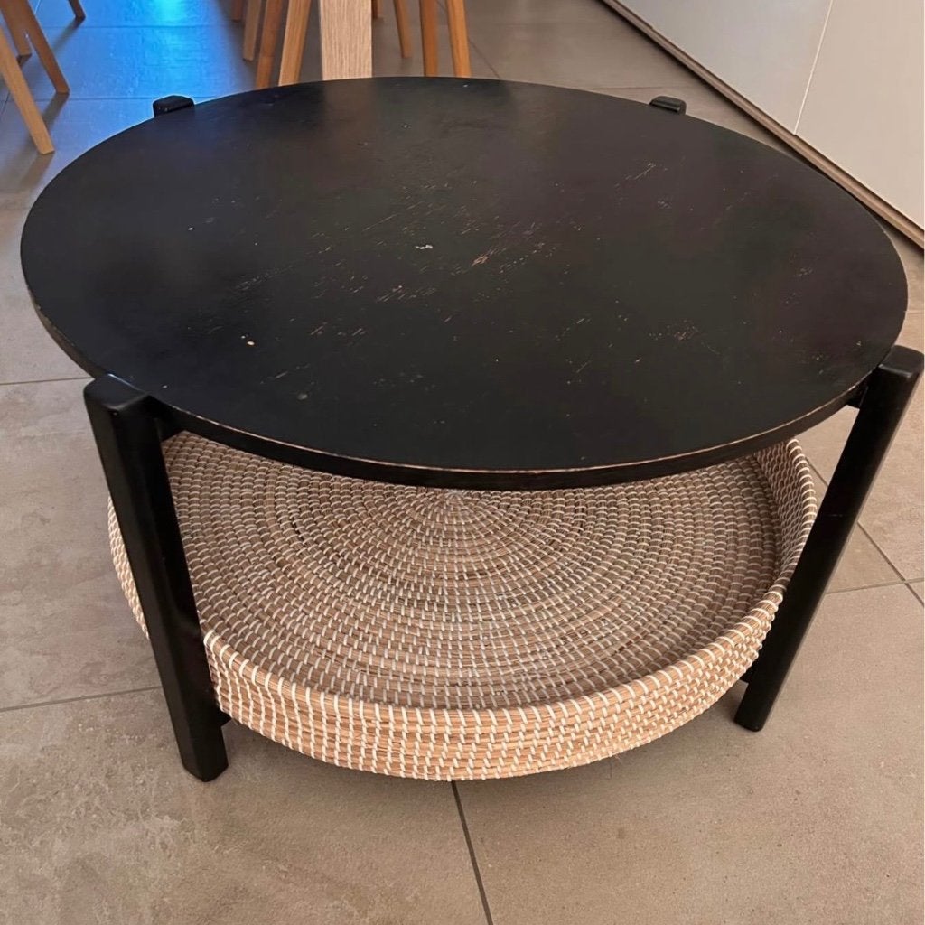 Zwarte ronde salontafel met mand onderaan, Ophalen