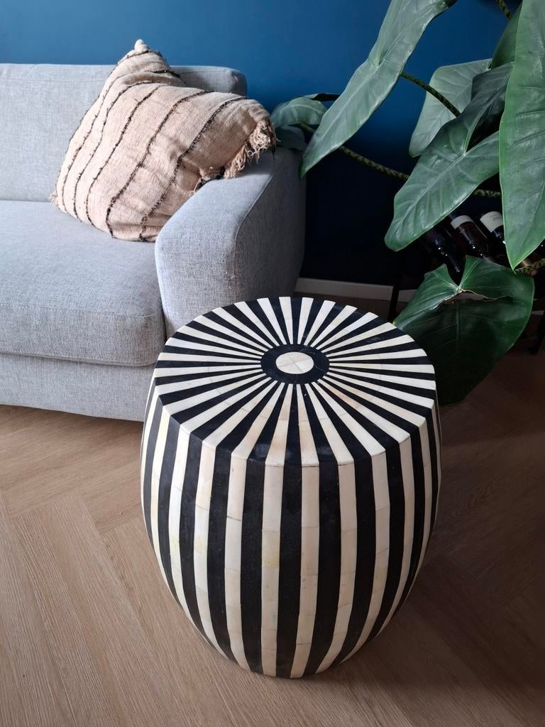 Bijzettafel / kruk in bone inlay look mangohout hars, Huis en Inrichting, Tafels | Bijzettafels, Ophalen