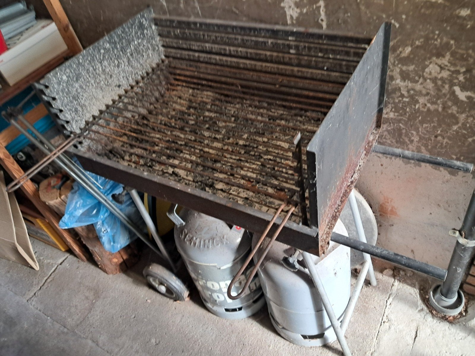 BBQ op wieltjes met toebehoren., Tuin en Terras, Ophalen, Zo goed als nieuw, Overige merken, Met accessoires