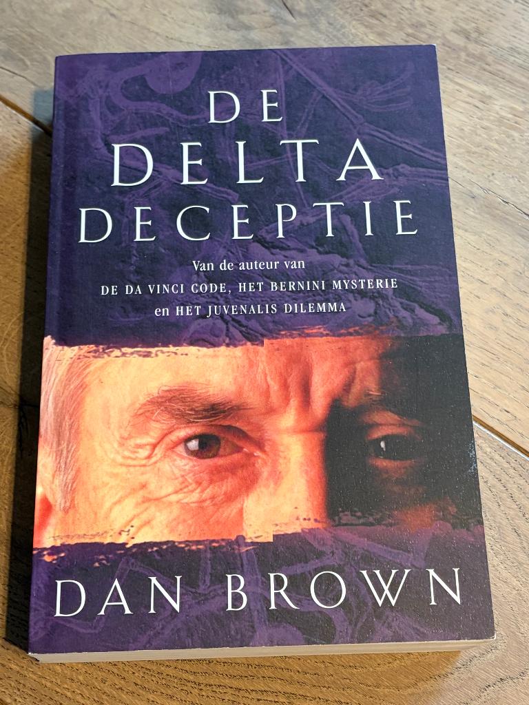 Dan Brown - De delta deceptie, Boeken, Ophalen of Verzenden, Zo goed als nieuw, Dan Brown