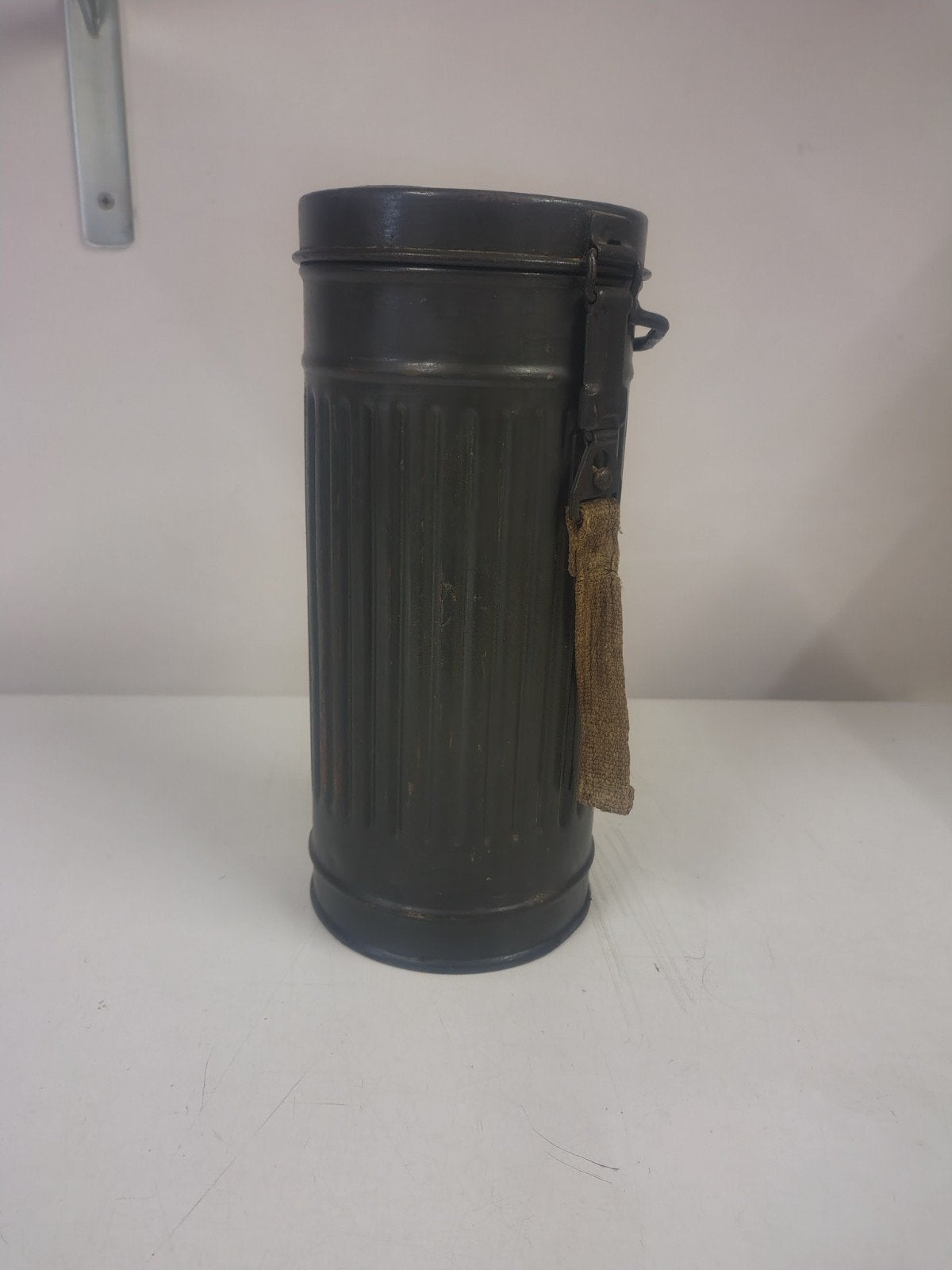 Authentique boitier de masque à gaz allemand ww2 Bastogne, Collections, Enlèvement ou Envoi
