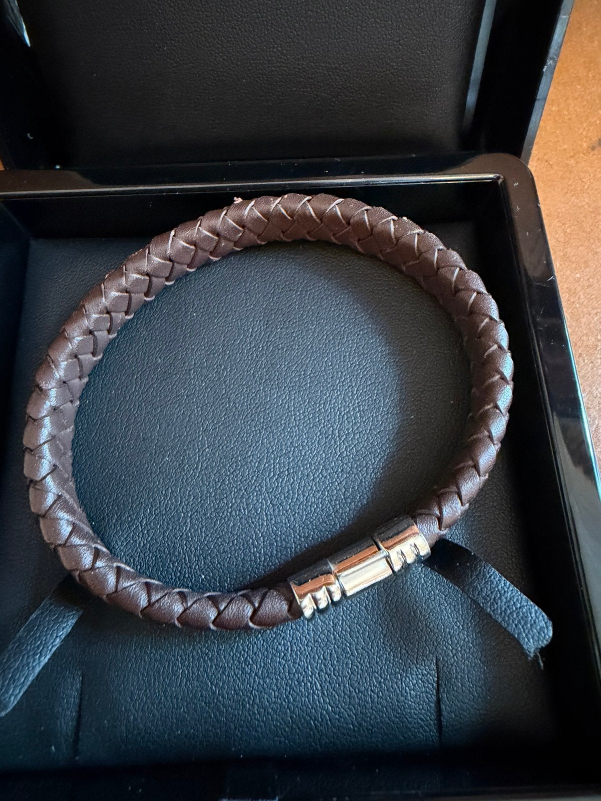 Lotus gevlochten leren armband nieuw in doos, Handtassen en Accessoires, Ophalen of Verzenden, Zo goed als nieuw, Leer