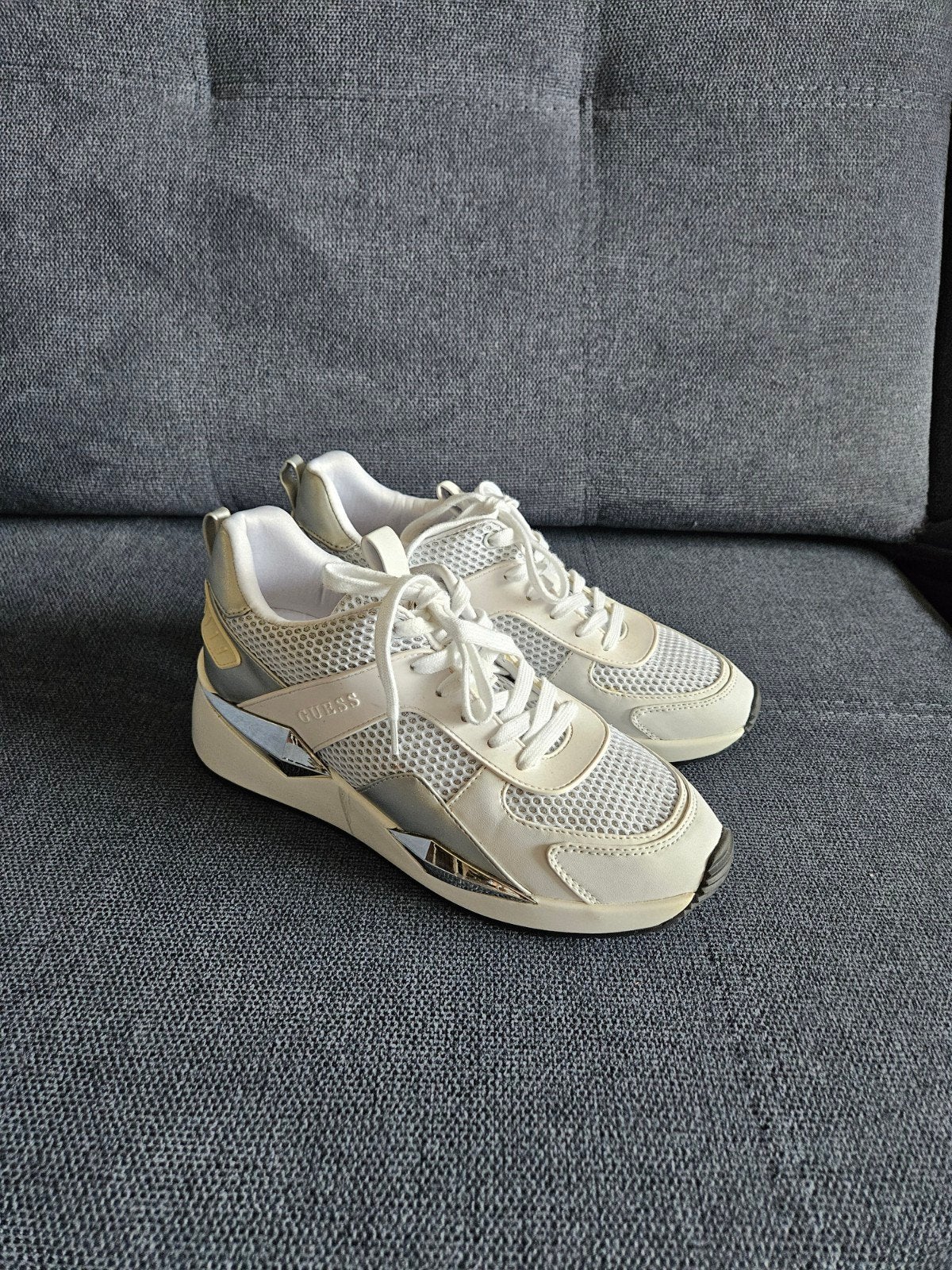 Guess 41 witte en zilveren sneakers, Kleding | Dames, Schoenen, Ophalen, Guess, Wit, Zo goed als nieuw