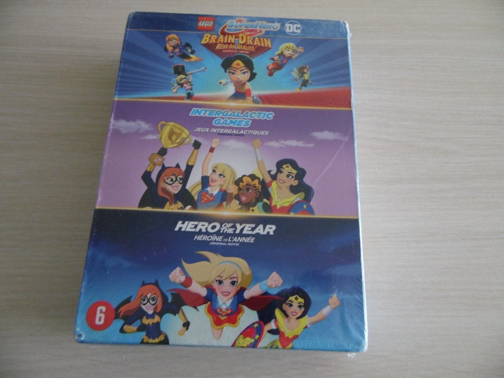 SUPER HERO GIRLS LEGO COFFRET 3 DVD NEUF SOUS BLISTER, Enlèvement ou Envoi, Dessin animé, Tous les âges, Coffret