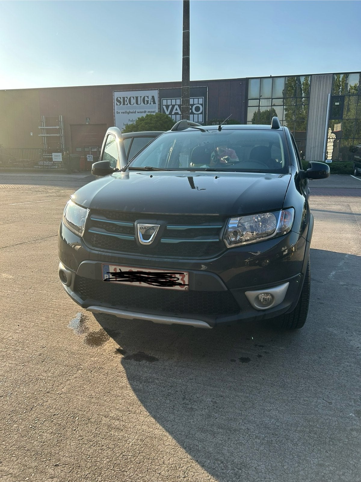Auto dacia sandero te koop heel goed staat ,PERFECT, Auto's, Voorwielaandrijving, Stof, Zwart, Particulier