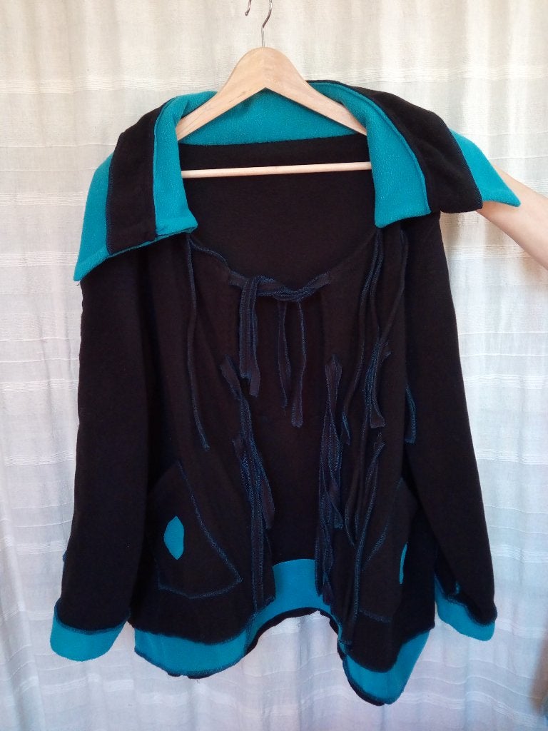 Handgemaakte jas Uniek stuk Zwart en blauw 20€, Autre, Ophalen, Gedragen