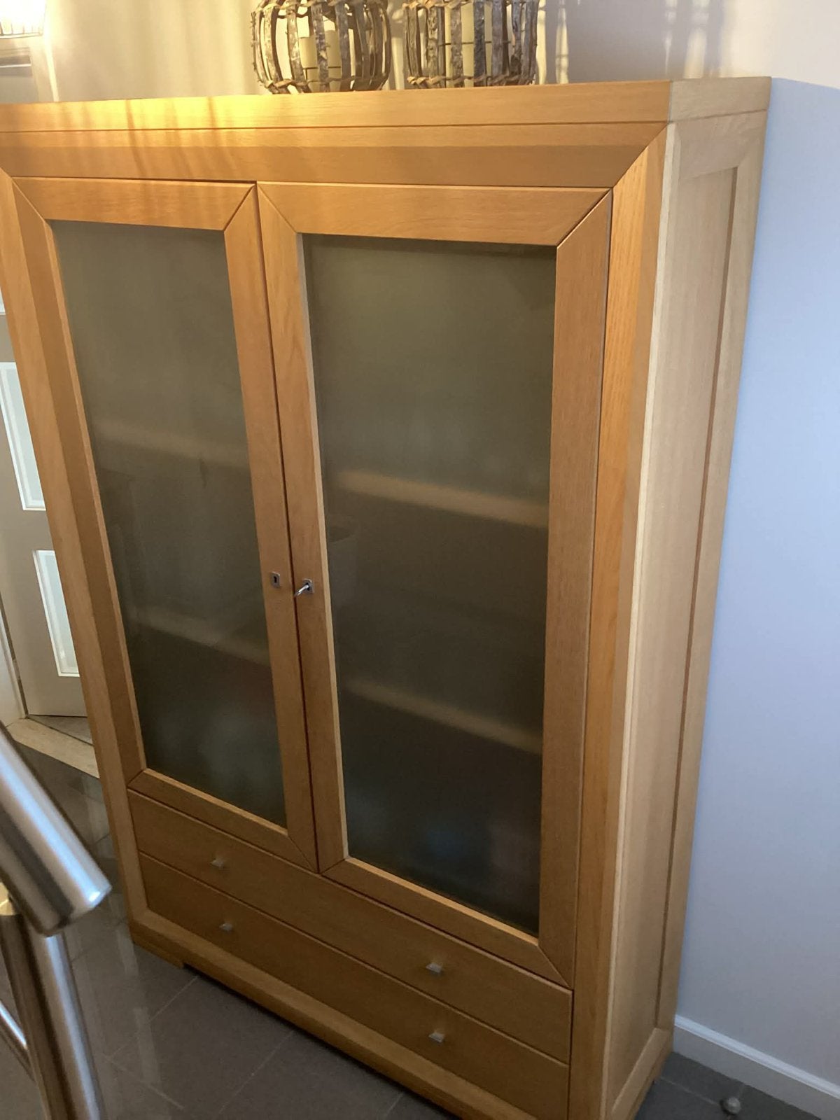 Eiken hoge kast met melkglas, Ophalen, Zo goed als nieuw
