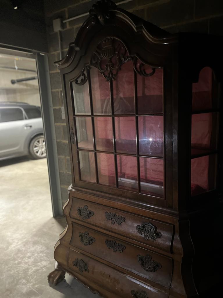Armoire vitrine, Enlèvement