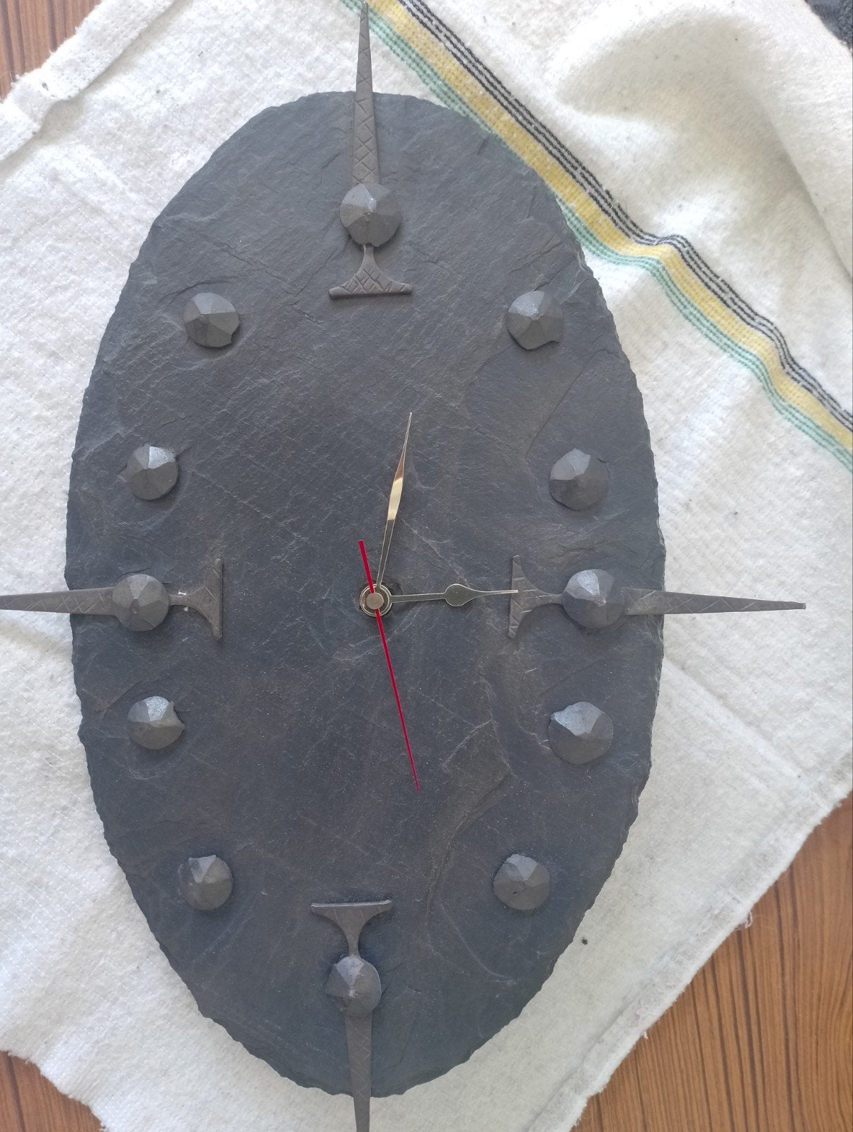 Horloge en ardoise, Enlèvement