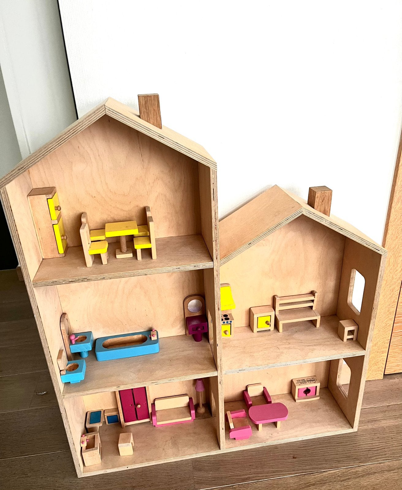 Houten poppenhuis inclusief meubeltjes, Ophalen, Zo goed als nieuw, Poppenhuis