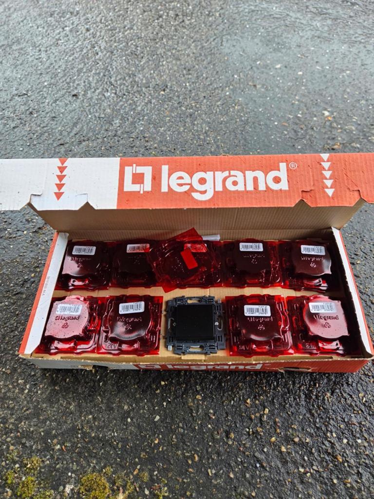 Legrand valena next zwart drukknop schakelaar, Doe-het-zelf en Bouw, Ophalen, Nieuw, Schakelaar