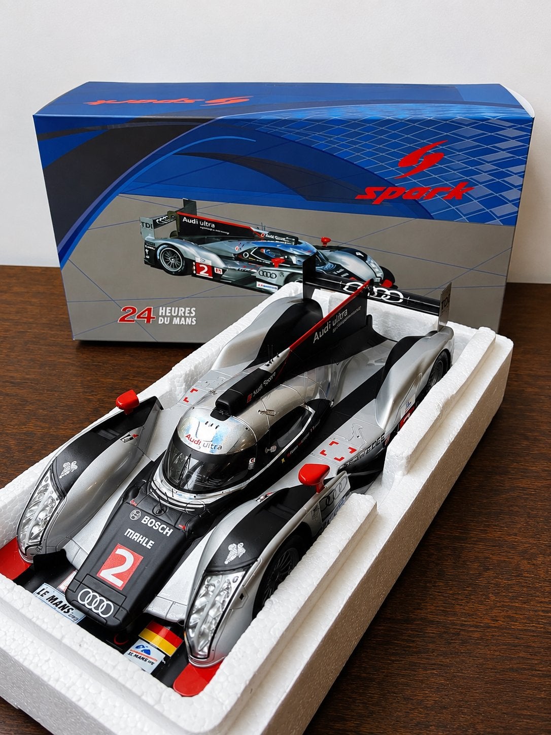 Audi winner 24h mans 2011 1:18 Spark, Envoi, Comme neuf