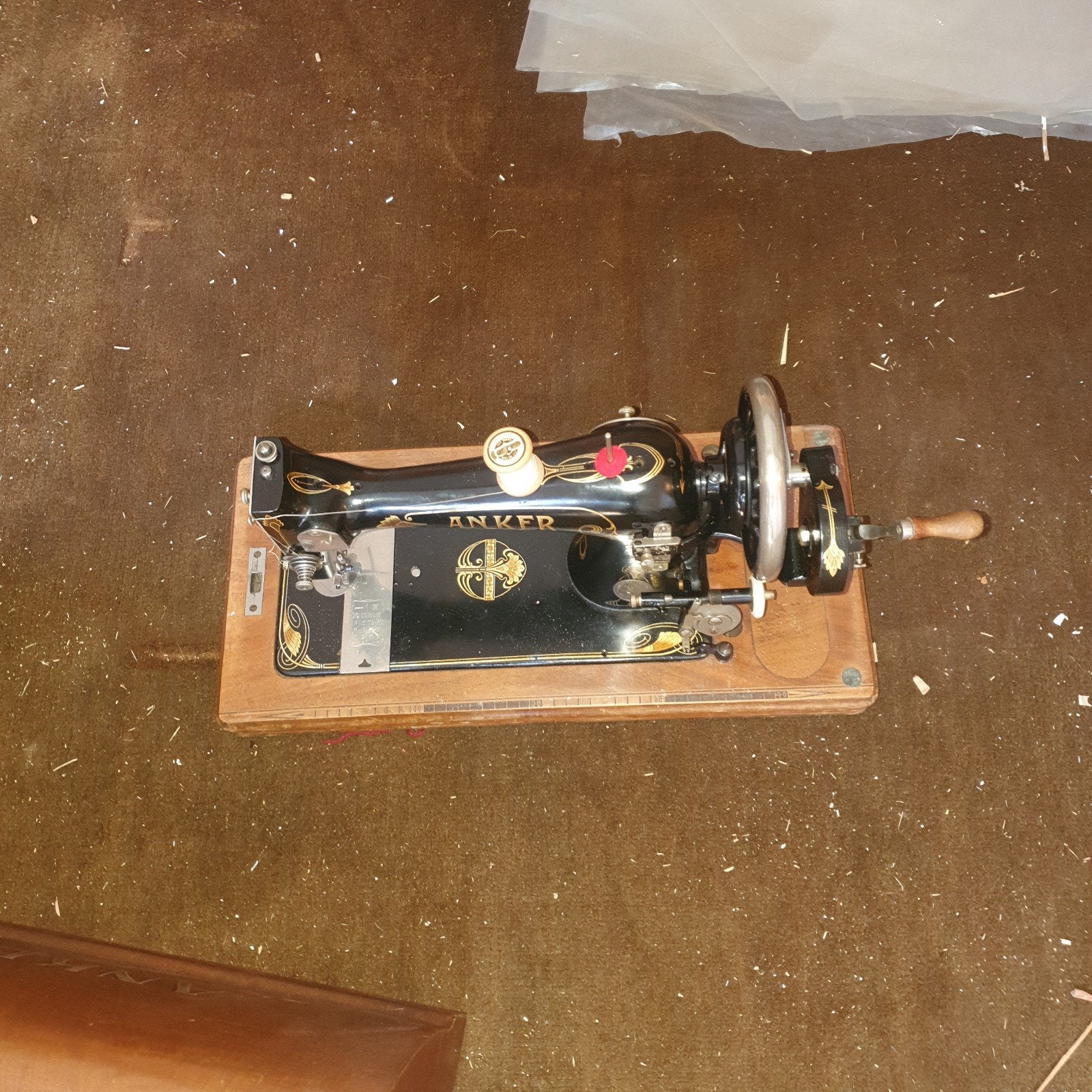 Antieke handnaaimachine, Ophalen