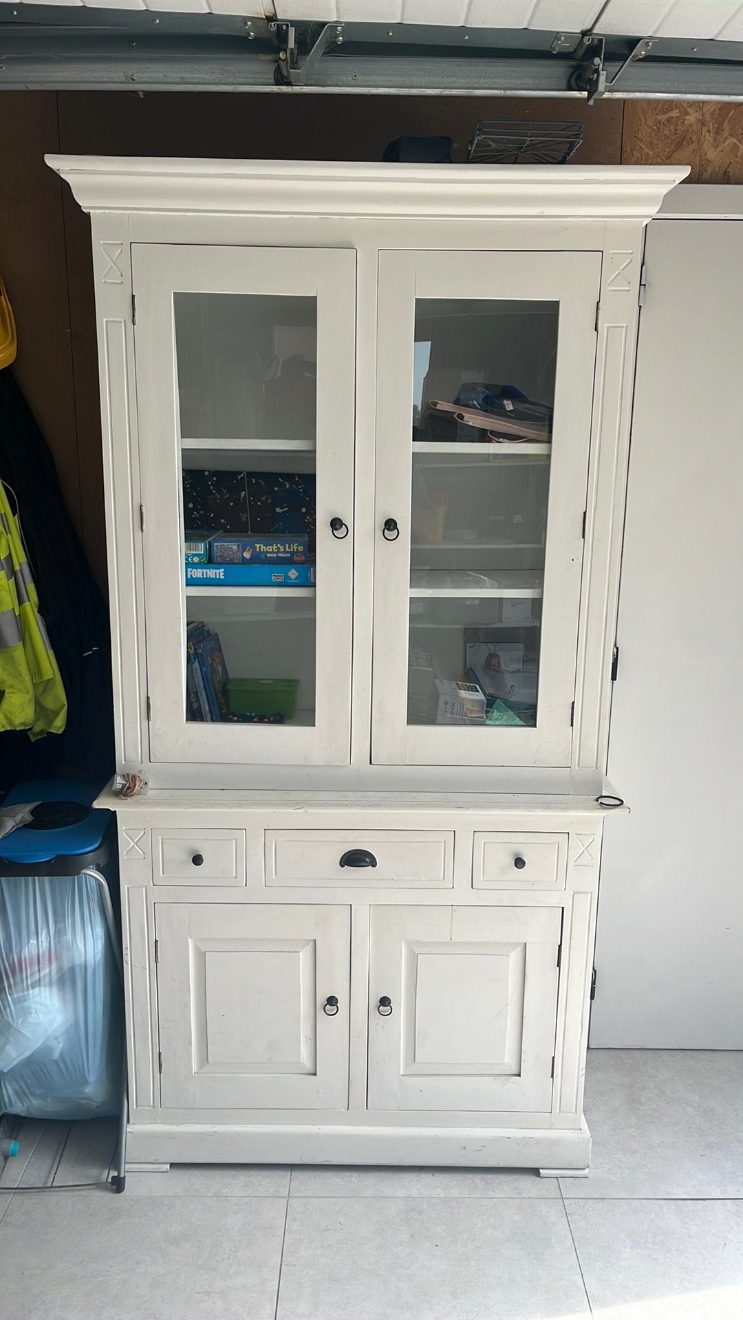 Mooie witte vitrinekast, Huis en Inrichting, Kasten | Buffetkasten, Ophalen, Gebruikt
