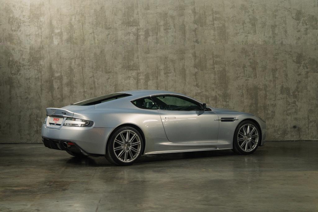 Aston Martin DBS handleiding 2010, Auto's, Achterwielaandrijving, Zwart, 12 cilinders, Bedrijf
