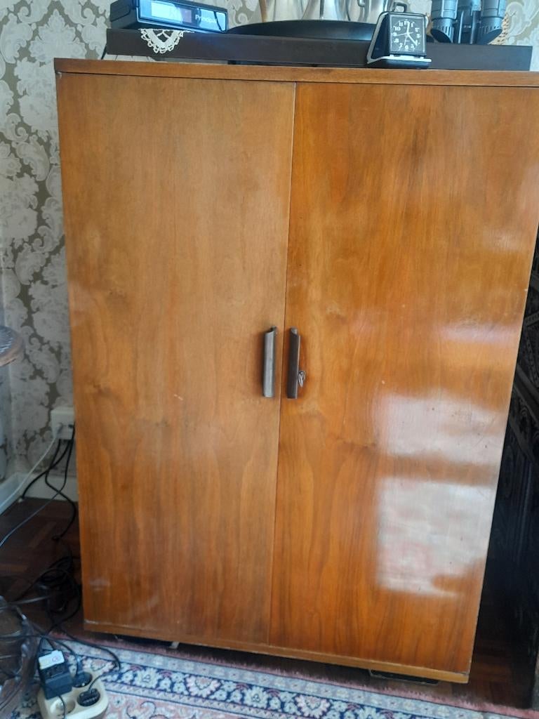 Kast hout met draaiplateau, Ophalen