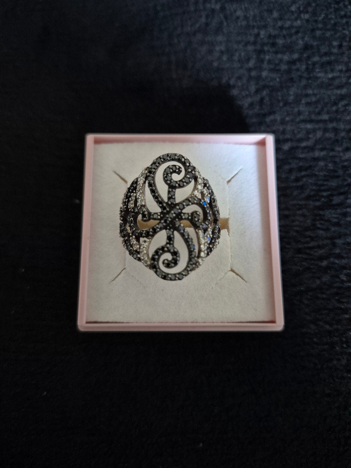 zilveren ring met witte en zwarte steentjes maat 53, Handtassen en Accessoires, Ringen, Ophalen of Verzenden, Zo goed als nieuw