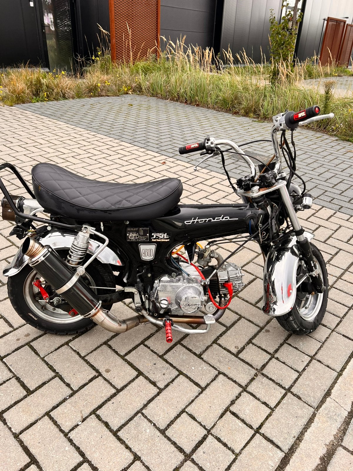 Honda DAX SKYTEAM 50cc – Zwart – Rood, Fietsen en Brommers, Ophalen, Gebruikt, Overige modellen, 49 cc