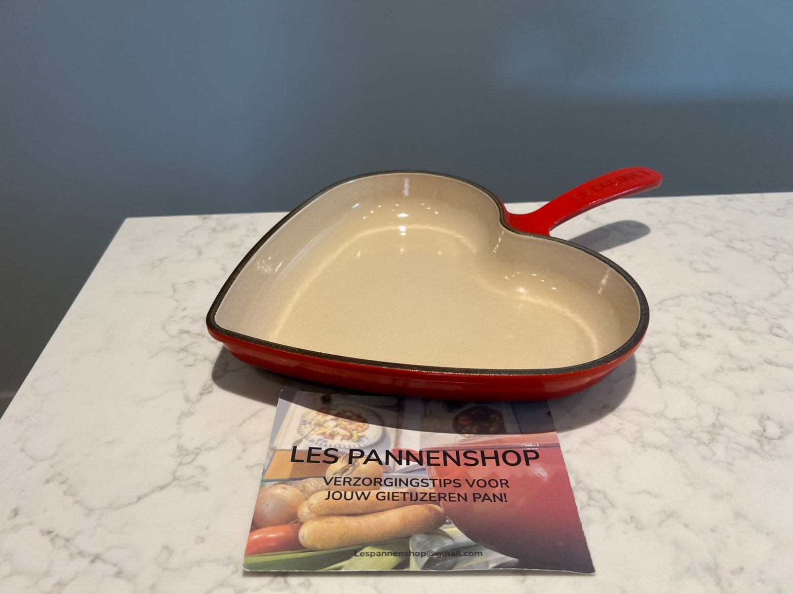 Le Creuset Skillet hartje 26 cm kersenrood, Huis en Inrichting, Keuken | Potten en Pannen, Gebruikt, Braadpan, Gietijzer, Geschikt voor barbecue