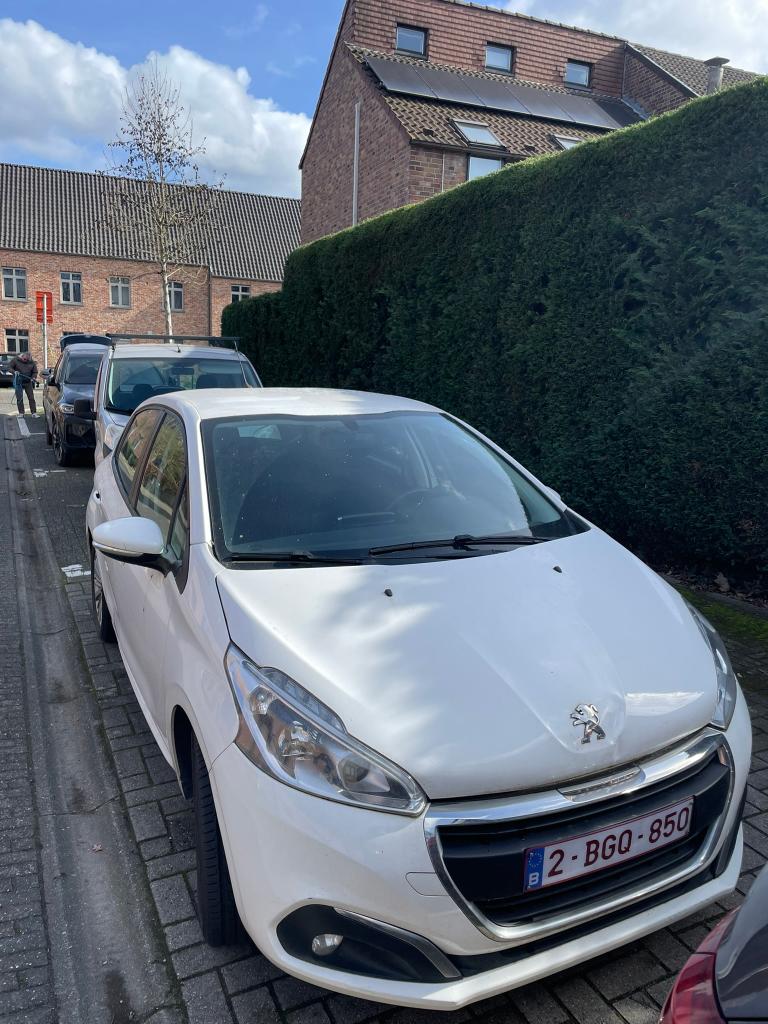 Peugeot 208met nieuwe distributieriem en banden., Auto's, Voorwielaandrijving, Stof, Wit, 5 deurs