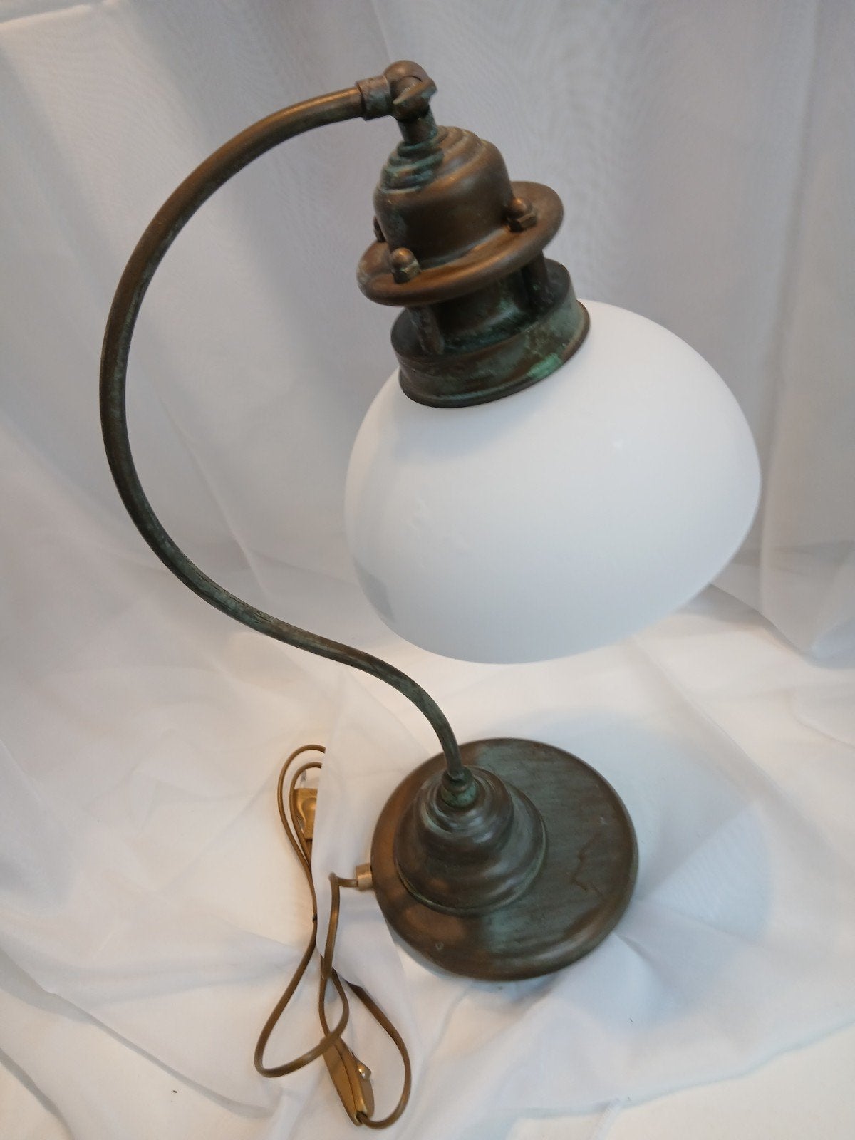lampe de bureau industrielle avec verre, Antiquités & Art, Enlèvement ou Envoi
