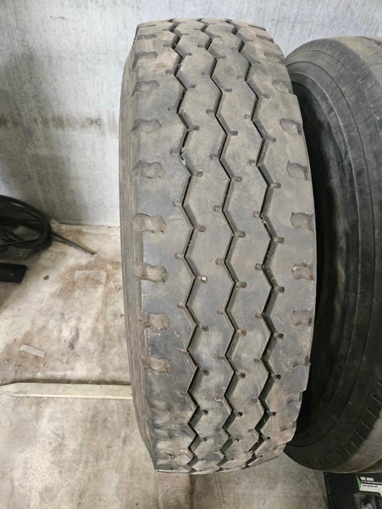 Pneus de camion 315 80 22.5 sur jante, Autos : Pièces & Accessoires, Enlèvement