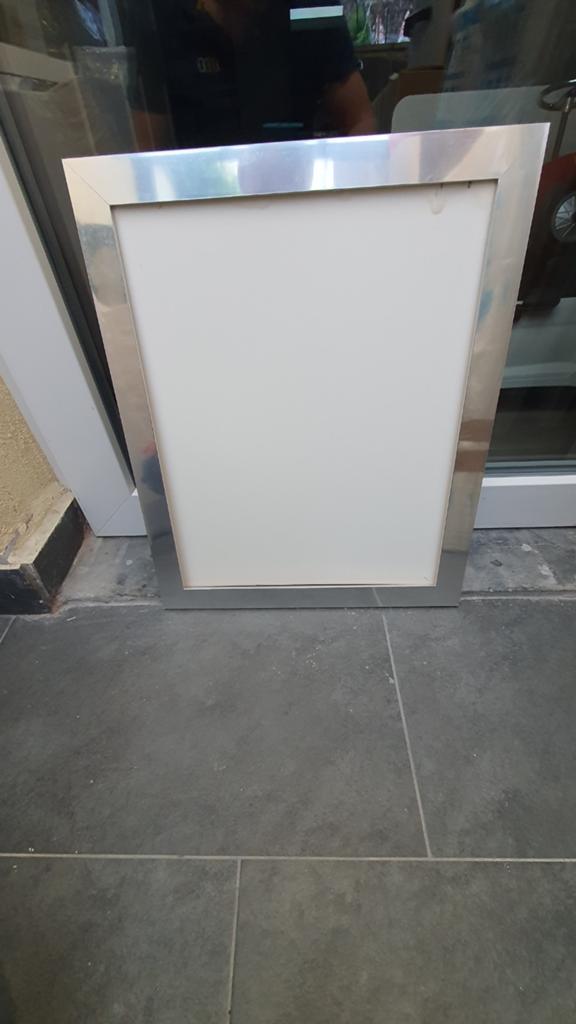 Joli cadre en aluminium et bois sans verre