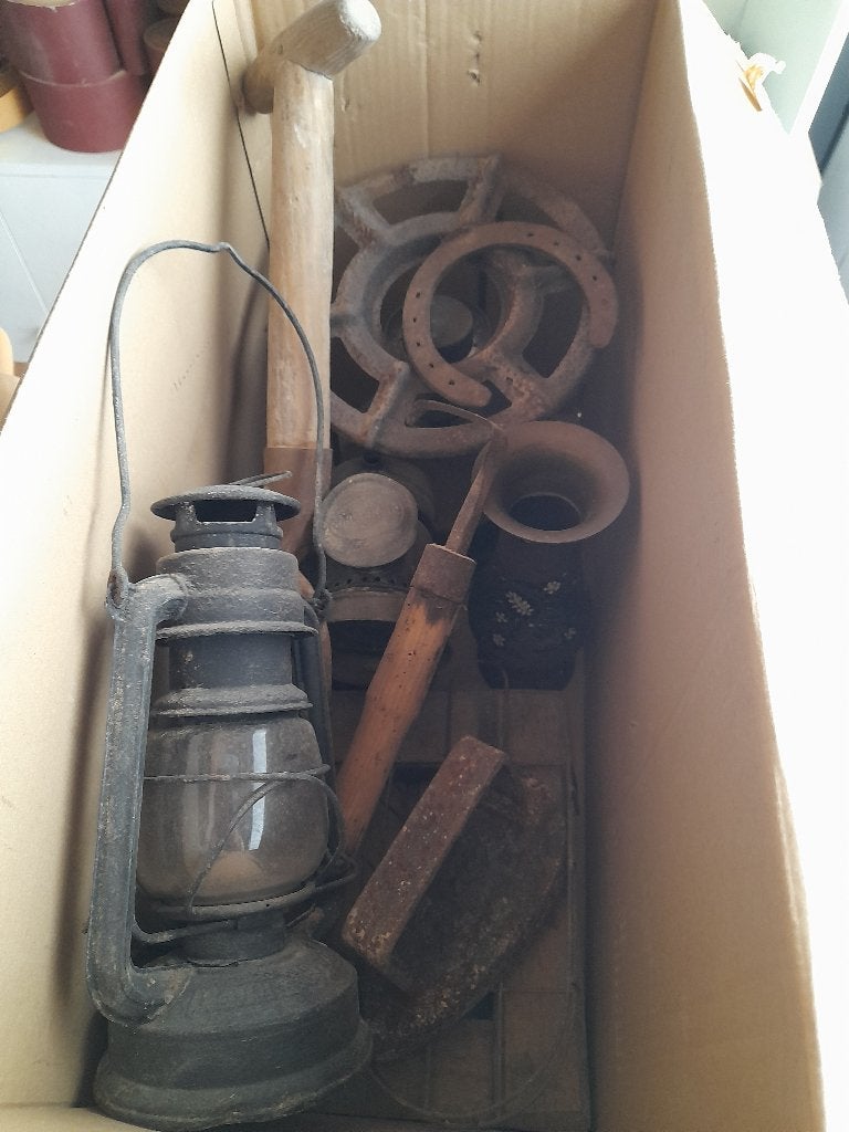 Oude antieken romelmarkt spullen, Ophalen
