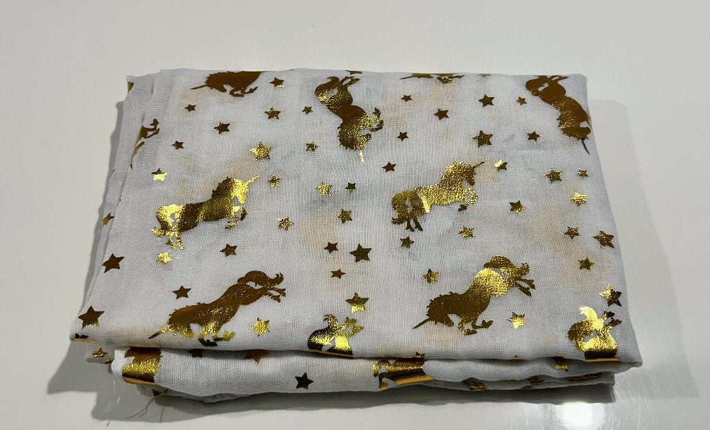 Witte foulard met gouden unicorns, Kleding | Dames, Mutsen, Sjaals en Handschoenen, Ophalen of Verzenden, Nieuw, Sjaal