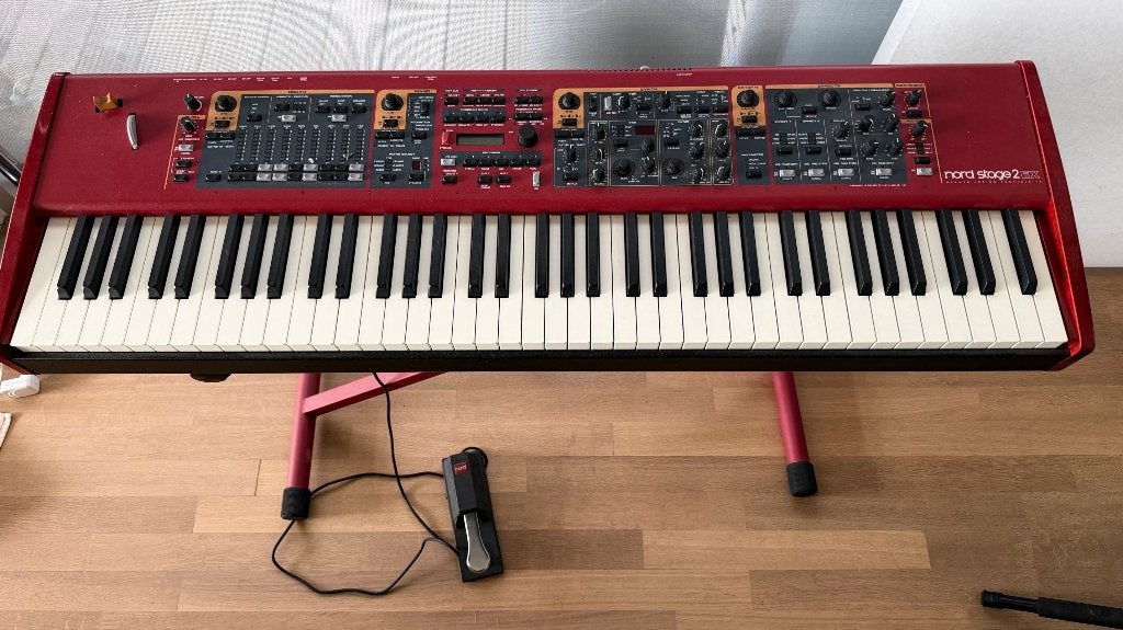Nord Stage 2 EX HP76 incl. rood statief, softcase en pedaal, Muziek en Instrumenten, Keyboards, Zo goed als nieuw, Midi-aansluiting