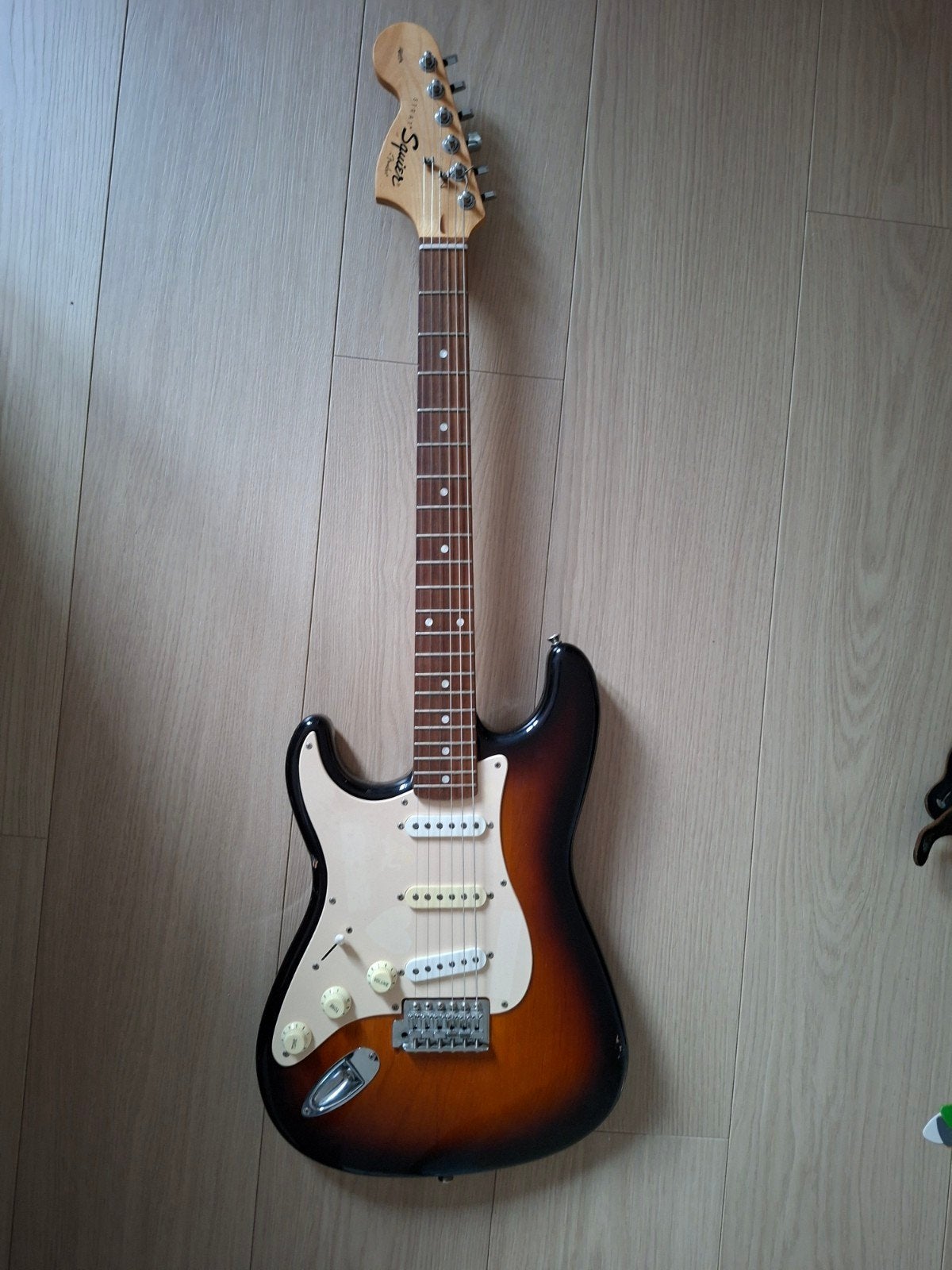 Gitaar Fender Squier met waterdichte gitaarhoes, Muziek en Instrumenten, Ophalen, Gebruikt, Solid body, Fender