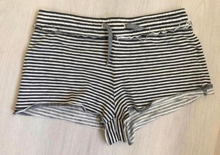 Korte short gestreept maat 34 heel nette staat, Kleding | Dames, Broeken en Pantalons, Ophalen of Verzenden, Zo goed als nieuw