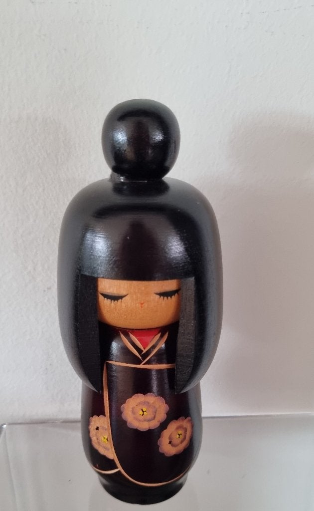 "Black Kimono Okappa" kokeshi (vermoedelijk) Kunio Miyagawa, Hout, 17 cm, Ophalen of Verzenden, Geschilderd